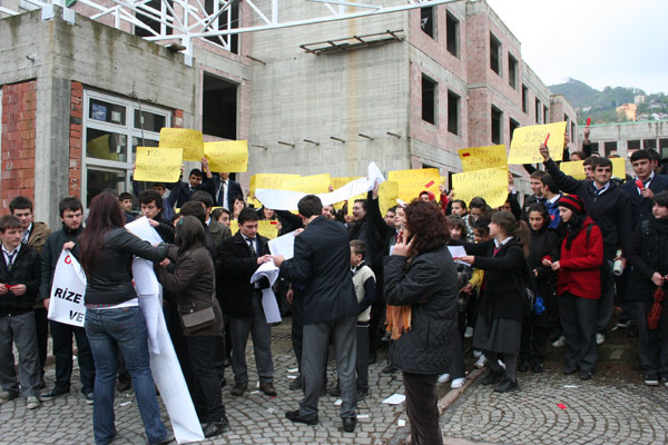 Rize Lisesi öğrencilerinden eylem