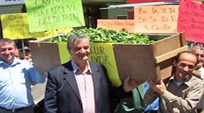 ARDEŞEN'DE ÇAY İÇİN TABUTLU PROTESTO