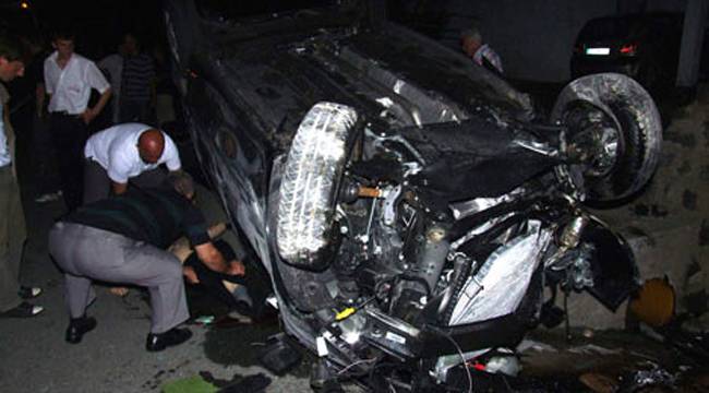 ARDEŞEN'DE TRAFİK KAZASI: 2 ÖLÜ, 1 YARALI