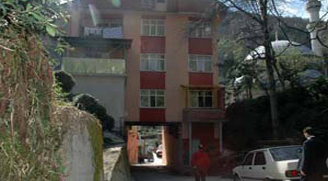 BİNANIN ORTASINDAN YOL GEÇİYOR