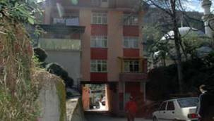 BİNANIN ORTASINDAN YOL GEÇİYOR