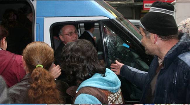 BIYIK, CANLI YAYIN SONRASI KAPIDA KARŞILANDI