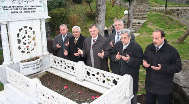 BIYIK'TAN EKREM ORHON'UN KABRİNE ZİYARET