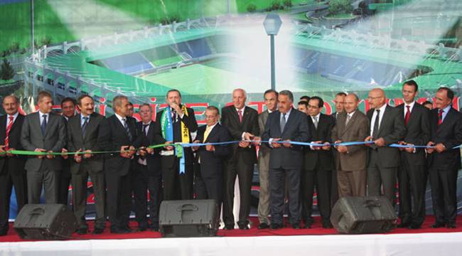 ÇAYKUR RİZESPOR'UN YENİ STADINA MUHTEŞEM AÇILIŞ