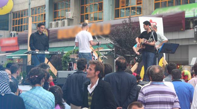 DENİZ CADDESİ'NDE YAZ KONSERLERİ DEVAM EDİYOR