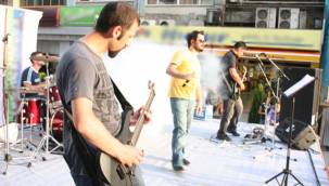DENİZ CADDESİ'NE,