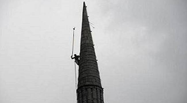 EKMEĞİNİ MİNAREDEN KAZANIYOR