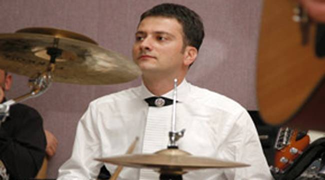 KENDİ DÜĞÜNÜNDE DE BATERİ ÇALDI