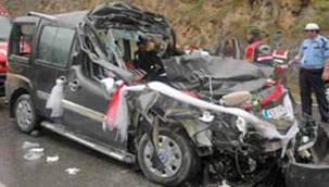 MAÇKA'DA DÜĞÜN DÖNÜŞÜ FECİ KAZA: 1 ÖLÜ, 6 YARALI