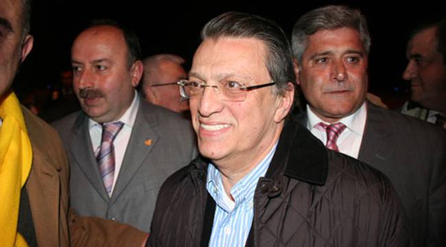 MESUT YILMAZ'A COŞKULU KARŞILAMA