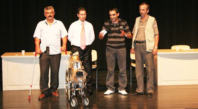 RİZE'DE ENGELLİLER YARARINA SAHNELENEN OYUNA ÜZÜCÜ KATILIM