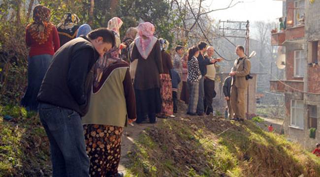 RİZE'DE MAHALLELİDEN YOL İSYANI