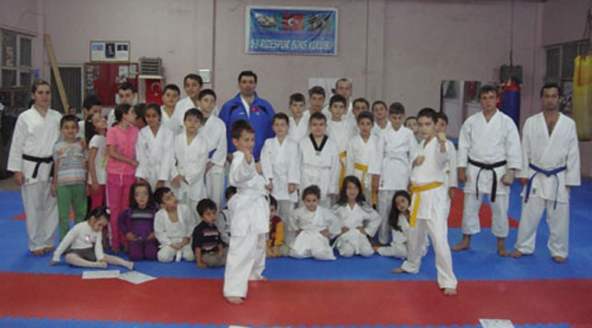 Rize Gençlikspor karatecileri 14 madalya kazandı