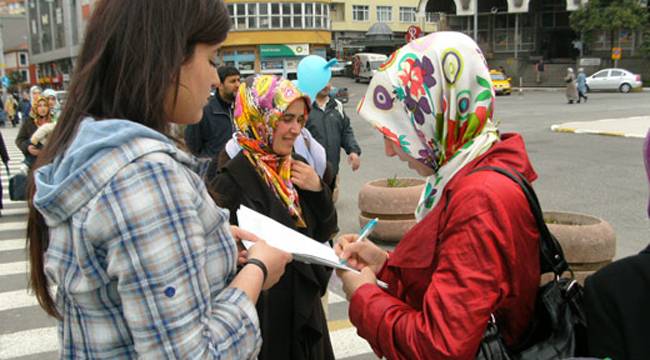 RİZE LİSELİLER MEYDANA İNDİ