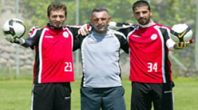 RİZESPOR'UN KALESİ EMRULLAH VE MAHMUT'A TESLİM