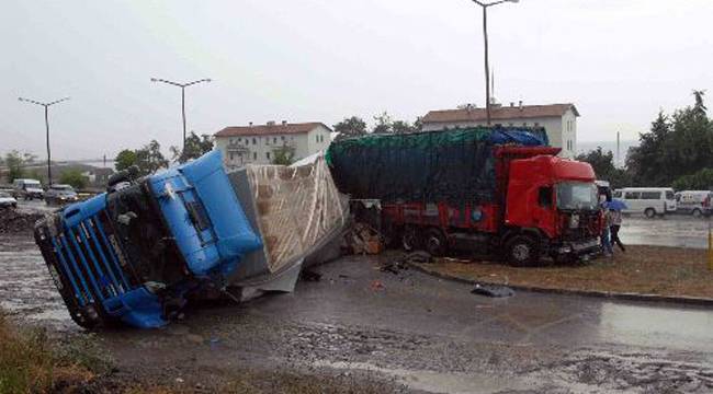 SAMSUN'DA RİZE PLAKALI 2 ARAÇ KAZA YAPTI
