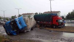 SAMSUN'DA RİZE PLAKALI 2 ARAÇ KAZA YAPTI