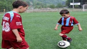 BAL'LI BORA, FUTBOLCU OLDU