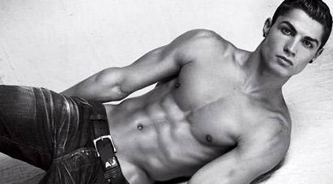 CRİSTİANO RONALDO ARMANİ İÇİN SOYUNDU