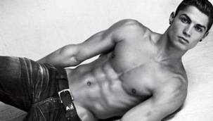 CRİSTİANO RONALDO ARMANİ İÇİN SOYUNDU