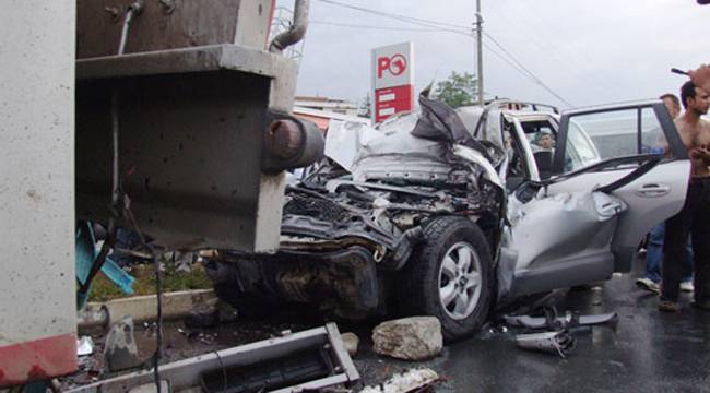 FINDIKLI'DA PARK HALİNDEKİ TANKERE JİP ÇARPTI