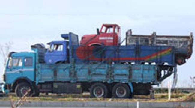 FINDIKLI'DAN İLGİNÇ KARE: KAMYON KAMYON ÜSTÜNE