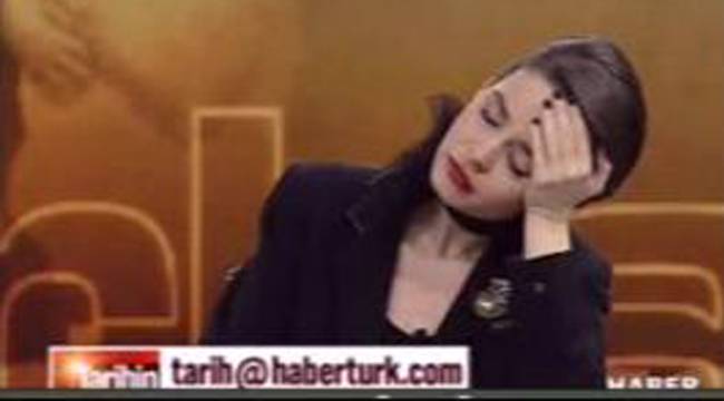 PELİN BATU CANLI YAYINDA UYUDU / VİDEO