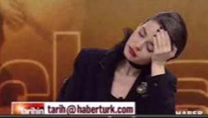PELİN BATU CANLI YAYINDA UYUDU / VİDEO