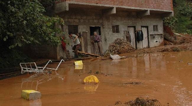 RİZE'DE 3 KATLI EV TOPRAK ALTINDA KALDI
