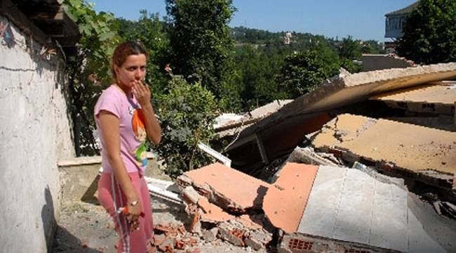 RİZE'DE 4 KATLI BİNA ÇÖKTÜ