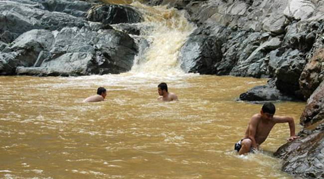 RİZE'DE ÇAMURLU SUDA YÜZÜYORLAR