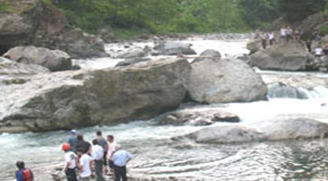 RİZE'DE DEREDE YÜZEN ÇOCUK KAYBOLDU