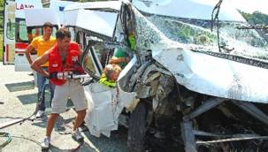 RİZE'DE TRAFİK KAZASI: 2 ÖLÜ, 4 YARALI