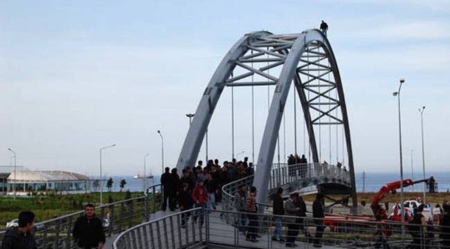 RİZE'DEKİ MEŞHUR ÜST GEÇİTTE İNTİHAR GİRİŞİMİ