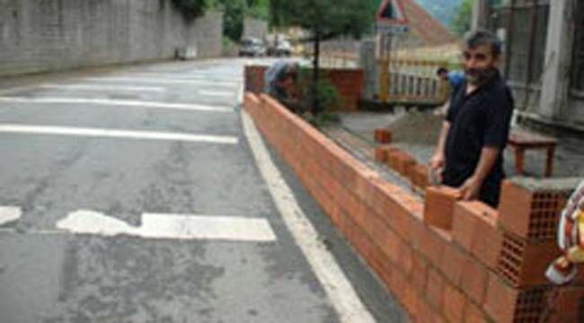 RİZELİ BİNA SAHİBİ OTOYOLA DUVAR ÖRDÜ