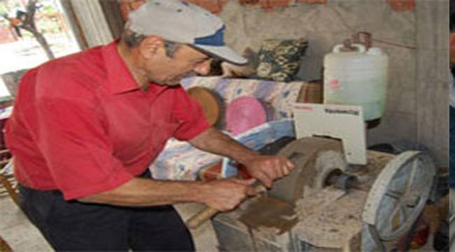 RİZELİ'DEN İLGİNÇ BIÇAK BİLEME ALETİ