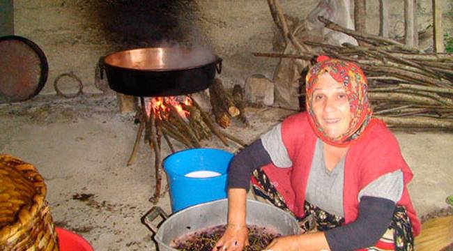 YÜZYILLARDIR SÜREN GELENEK: PEKMEZ