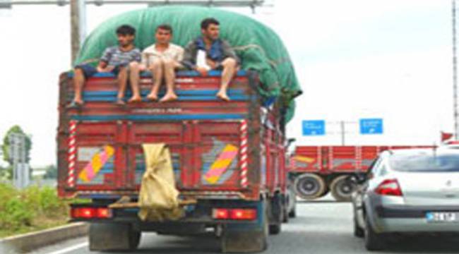 ÇAY KAMYONU ÜZERİNDE TEHLİKELİ YOLCULUK