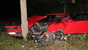 RİZE'DE OTOMOBİL ELEKTRİK DİREĞİNE ÇARPTI