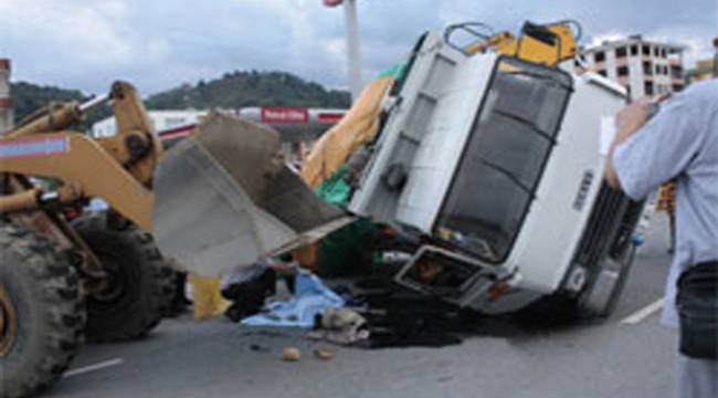 RİZE YOLUNDA KAZA CAN ALDI: 2 ÖLÜ, 1 YARALI