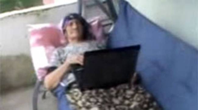 RİZELİ NİNENİN BALKONDA NOTEBOOK KEYFİ / VİDEO