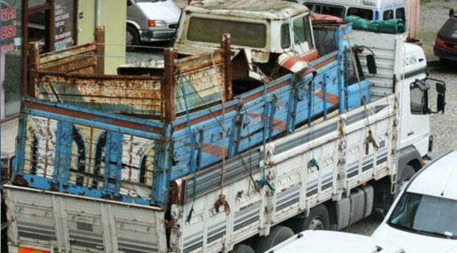 RİZE'DE KAMYONU, KASASINA YÜKLEYEN KAMYON