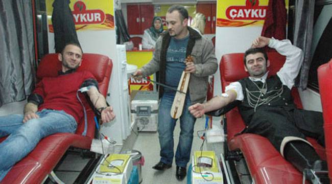 RİZE'DE KEMENÇE EŞLİĞİNDE KAN BAĞIŞI