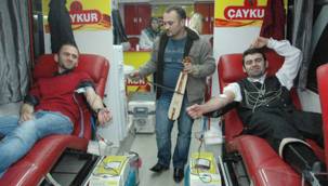 RİZE'DE KEMENÇE EŞLİĞİNDE KAN BAĞIŞI