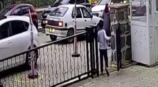 Parka koşan 7 yaşındaki çocuğa otomobil çarptı