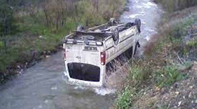 RİZELİ HENTBOLCULARIN MİNİBÜSÜ DEREYE UÇTU