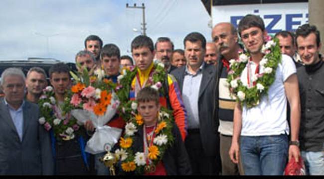 ŞAMPİYON ALİPAŞASPOR ÇİÇEKLERLE KARŞILANDI