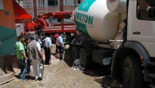 YAŞLI ADAM BETON MİKSERİNİN ALTINDA KALDI