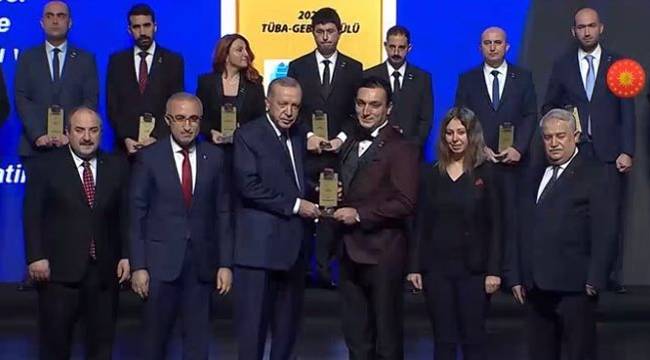 Öğretim Üyesi Erdem Cüce ödülünü Erdoğan'ın elinden aldı