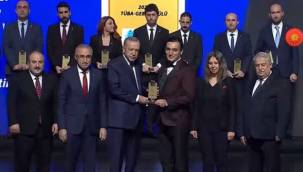Öğretim Üyesi Erdem Cüce ödülünü Erdoğan'ın elinden aldı